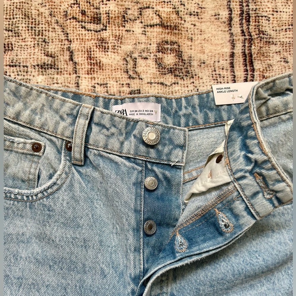 ZARA High-rise Straight Leg Jeans// Size 2 (US)// Light wash, Raw hem NWT